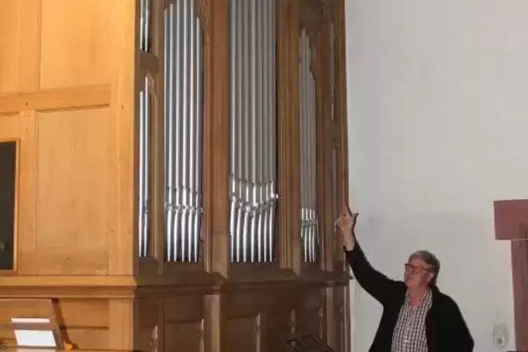 Die Weigle -Orgel ist für Thomas Schneider ein Relikt aus einer längst vergangenen Epoche. Foto: Martina Benkel