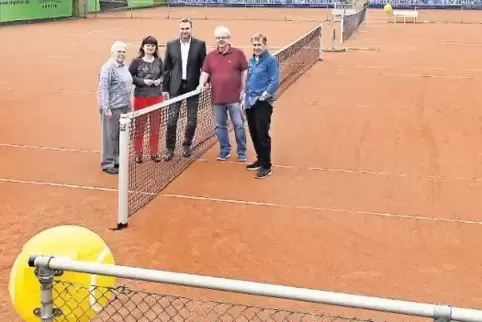 Funkelnagelneu: Sportkreisvorsitzende Margitta Moeller und der TCD-Vorstand mit Gaby Betz-Baumann, Thomas Varlemann, Ralf Himmel