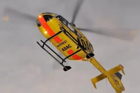 Gerufen wurden auch zwei Rettungshubschrauber. Die Verletzten wurden jedoch mit Rettungswagen in ein Krankenhaus gebracht. Symbo