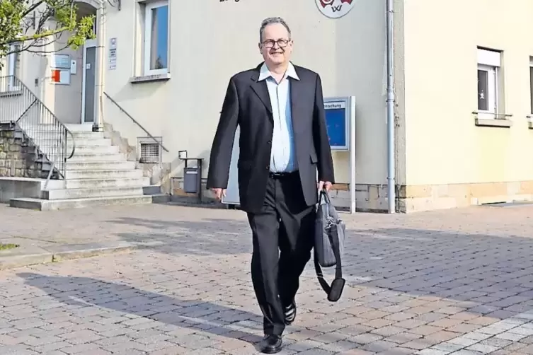 Verlässt seinen Arbeitsplatz, das Rathaus der Verbandsgemeinde Lingenfeld, und geht in den Ruhestand: Bauamtsleiter Rolf Bähr.