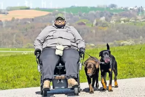 Michaela Kirch beim täglichen Spaziergang auf der Weißen Trisch mit ihren Rüden Bob (rechts) und Basco.