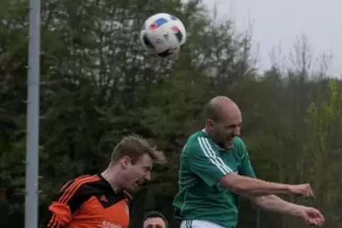 Kopfball-Zweikampf? Markus Schneider (rechts) sagt nie Nein. Foto: van