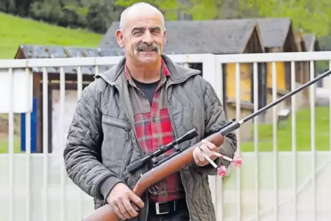 Mit diesem Gewehr betäubt Michael Müller die Rinder.