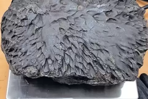 Genau 14 Kilo und 765 Gramm bringt der Krähenberg-Meteorit noch auf die Waage. So die aktuelle Messung von Ludger Tekampe vom Hi