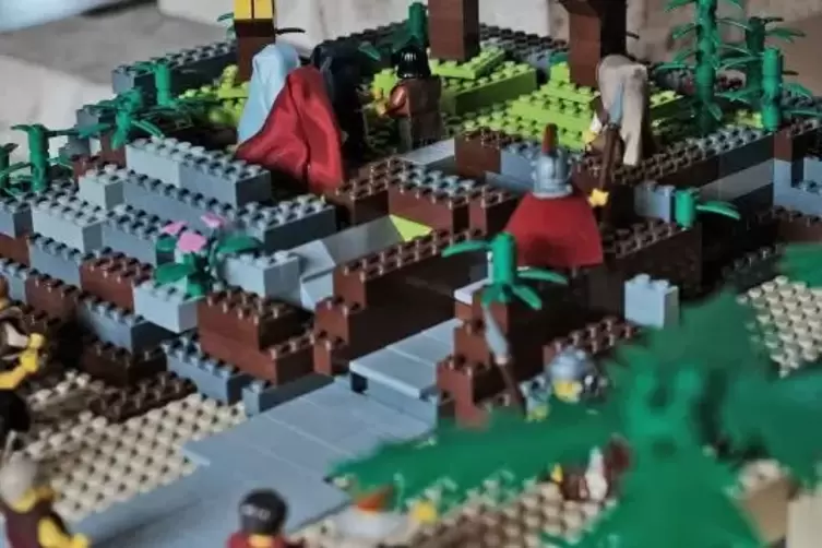 Sieht man nicht alle Tage: die Kreuzigungsszene aus Golgatha &ndash; nachgebildet mit Legosteinen.  Foto: Moschel