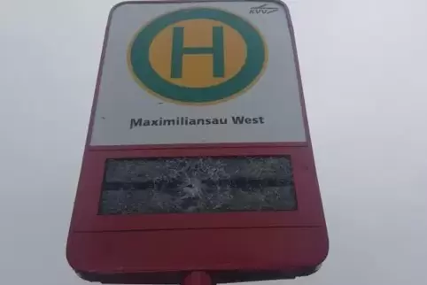 Erst Ende des vergangenen Jahres mit Verspätung montiert und nun stark beschädigt: die digitale Anzeigetafel am Bahnhaltepunkt M