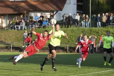 Die Szene, die für Aufregung sorgte: Edis Resic vom FV Weilerbach (links) erzielt per Hand das 1:0 für sein Team. Hinter ihm Seb