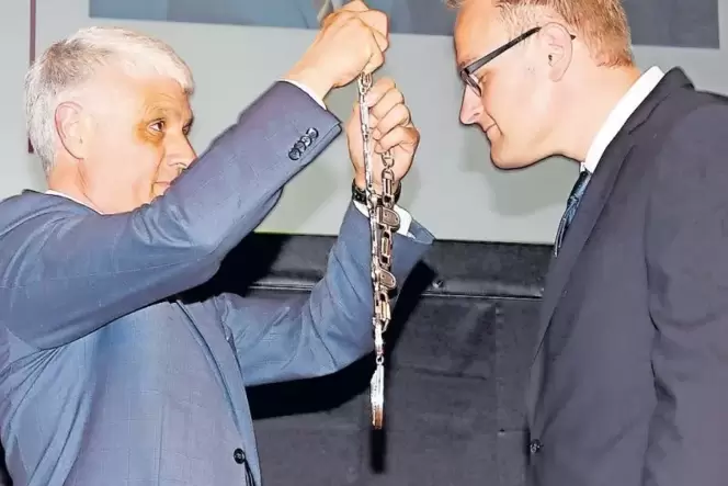 Stabwechsel: Bernhard Matheis (links) überreicht seinem Nachfolger Markus Zwick die Pirmasenser OB-Amtskette.