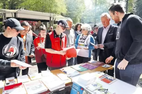 Zeit zu lesen, sich zu informieren: Anlässlich der Maifeier an der Kandeler Grillhütte hatten mehrere Organisationen und Gruppen