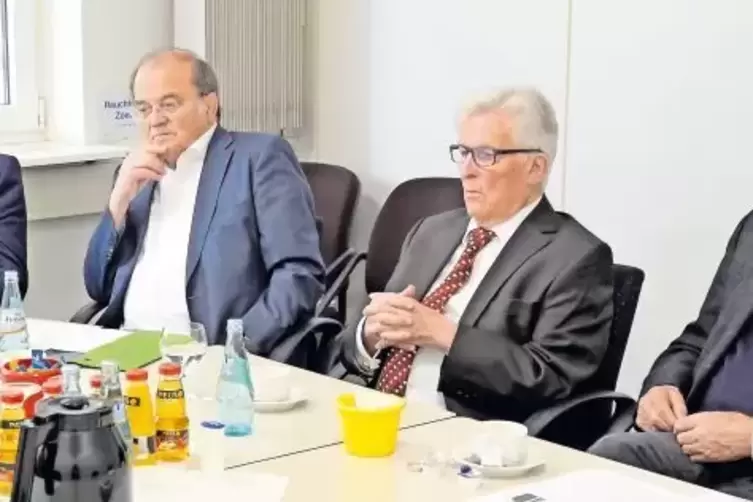 Wie war das noch mal? Landrat Clemens K&ouml;rner und die Alt-Landr&auml;te Werner Schr&ouml;ter, Paul Sch&auml;dler und Ernst Bartholom&eacute; (von links