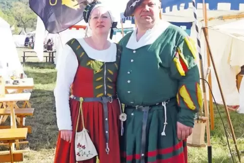 Ihre Leidenschaft ist das Mittelalter: Britta Bachmann und Joerg Schifferstein in Gewändern des beginnenden 16. Jahrhunderts.