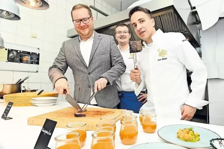 Es wird serviert bei der Kitchen-Party (v. li.): Philipp Garthe, Jens Ebner und Luca Glaser bei Simmentaler Roastbeef, Gazpacho 