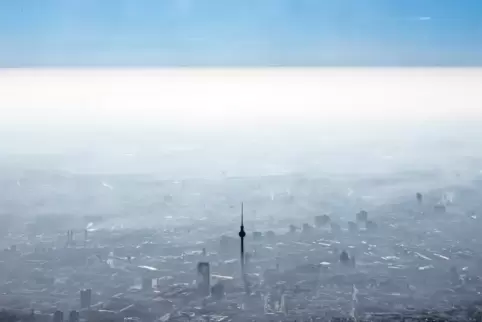 Der Himmel über Berlin: Eine Dunstglocke, die auch jede Menge Stickoxide und Feinstaub enthält, liegt über der deutschen Hauptst