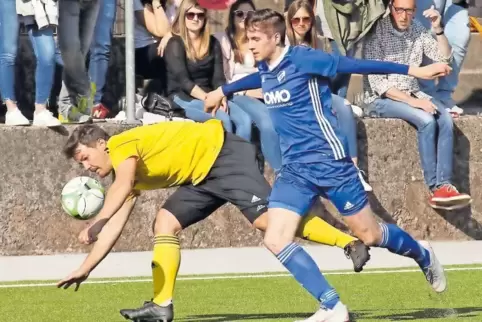 Im Kriechgang: Christoph Theison (l.), FK Petersberg, kommt gegen Tim Weis, SGR II, ins Straucheln.
