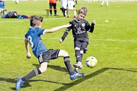 1:1: Fynn Vögeli (rechts) gleicht für Ganerb gegen Saarbrücken aus.