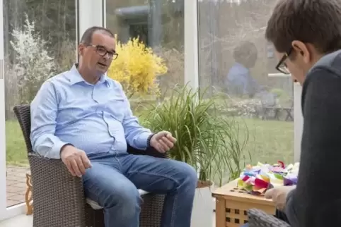 Hat Lust am Gestalten: Auch nach vielen Jahren in der Kommunalpolitik, hat Peter Degenhardt – hier im Gespräch mit Bernd Barth –