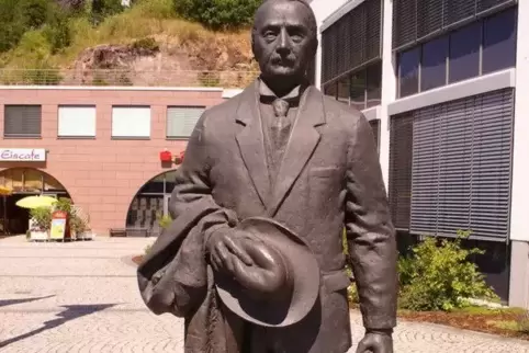 So soll Johann Christian Eberle ausgesehen haben. Diese Statue steht auf einem nach ihm benannten Platz in Meißen.  Foto: Friedr