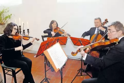 Das Pardall-Quartett bei einem früheren Auftritt im Weingut Janson Bernhard: Ekaterina Polkinhorn, Mari Kitamoto, Friedemann Par