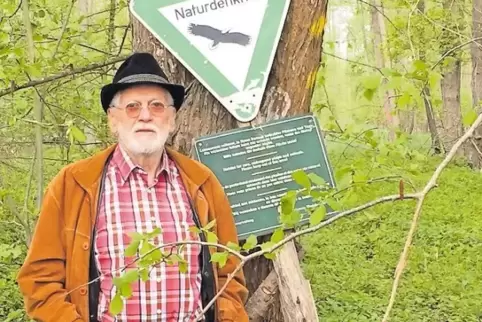 Hans Nauerth vor dem angelehnten Schild.