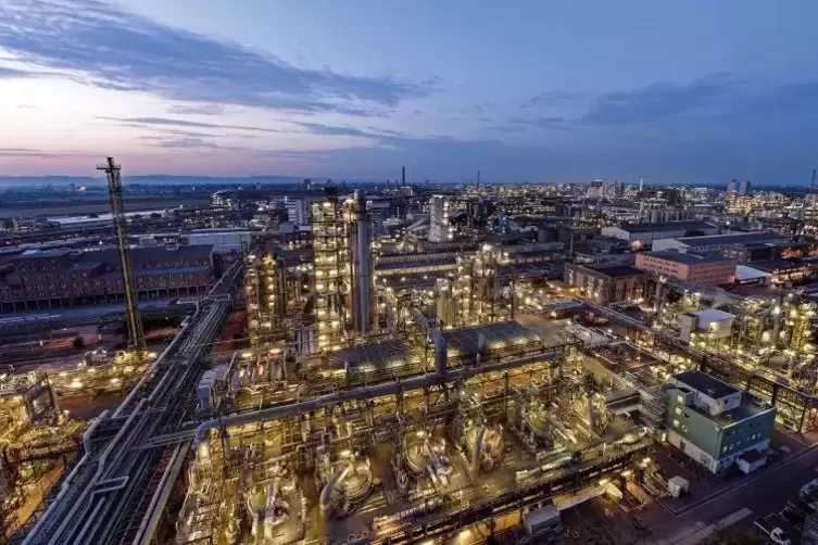 Blick auf das Stammwerk der BASF in Ludwigshafen: Ende März zählte der Chemiekonzern hier 35.404 Mitarbeiter. Das waren 534 mehr