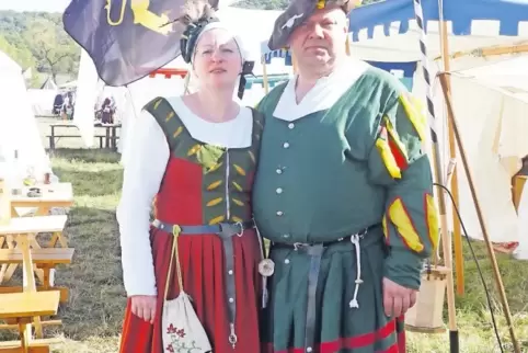 Ihre Leidenschaft ist das Mittelalter: Britta Bachmann und Joerg Schifferstein in Gewändern des beginnenden 16. Jahrhunderts.