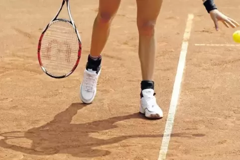 Aufschlag in eine neue Medenrunde: Ab morgen wird wieder Tennis im Freien gespielt.