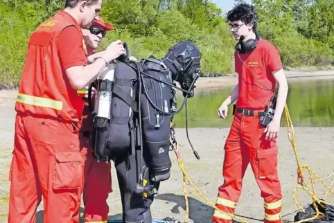 Sicherheit muss sein: Stephan Killius (links), Normann Dörr und Malte Ganzer (rechts) überprüfen das Tauchgerät von Sebastian Do