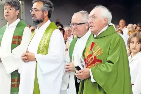 Immer ein Hörer und Zuhörer: Pfarrer Erwin Bersch (rechts) bei seinem Abschiedsgottesdienst in der katholischen Kirchengemeinde 