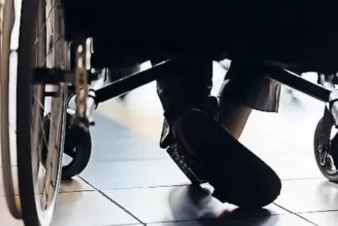 In Wohn-Pflege-Gemeinschaften können Senioren mit Unterstützungsbedarf einerseits ihren individuellen Lebensstil pflegen und and