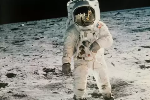US-Astronaut Edwin Aldrin bei seinen ersten Schritten auf dem Mond.  Foto: dpa
