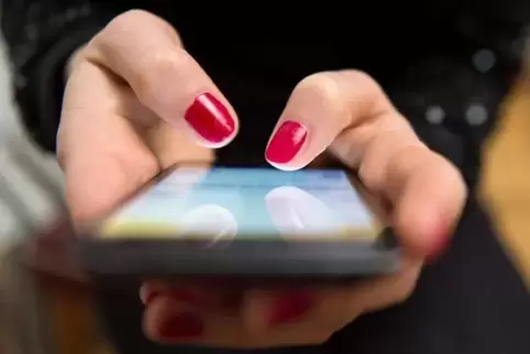 Ihre Mutter hatte ihr das Handy abgenommen.  Symbolfoto: Sebastian Gollnow/dpa