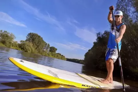 Stehpaddeln ist ein relativ neuer Freizeitspaß. In größerem Stil wird die Gemeinde ihn auf dem Silbersee vorerst nicht erlauben.