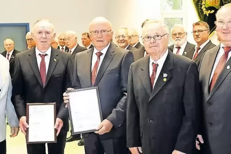 Chorverbandsvorsitzender Walter Gröbisch mit den Jubilaren Karl-Heinz Jakob, Kurt Huy, Edwin Radetz und Ingo Grebner (v.li.).