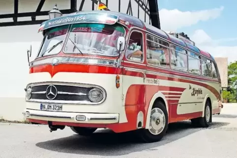 Stilecht mit dem Oldtimer-Omnibus unterwegs sind die Teilnehmer bei den Genusstouren im Rhein-Pfalz-Kreis.