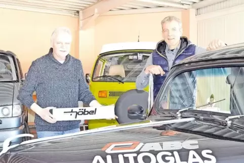 Unter einem Dach sind jetzt die Firmen ABC Autoglas und Autohaus Höbel vereint. Die Geschäftsführer Horst Palm (rechts) und Manf
