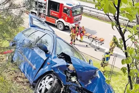 Das Fahrzeug kam etwa fünf Meter oberhalb der Autobahn in der Böschung zum Stehen.