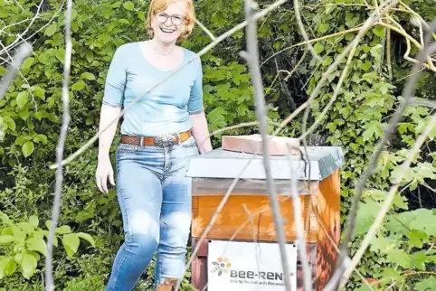 Andrea Bertram bietet Bienen ein Zuhause.