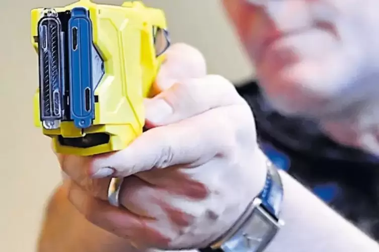 Weil der Mann sich heftig wehrte, setzte die Polizei einen Taser ein.