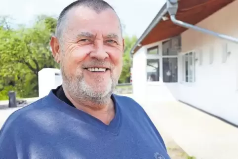 Thomas Stuhlik vor dem Gebäude der Wörther Tafel.