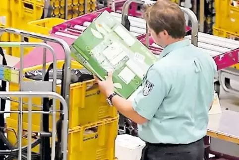 1,1 Millionen Postsendungen haben die Zollbeamten kontrolliert.