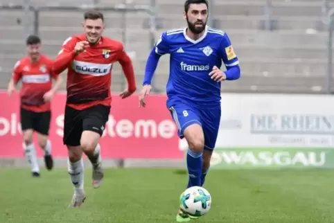 Szene aus dem Spiel gegen die TSG Balingen: der Pirmasenser Ricky Pinheiro geht auf und davon . Foto: Christian Hamm