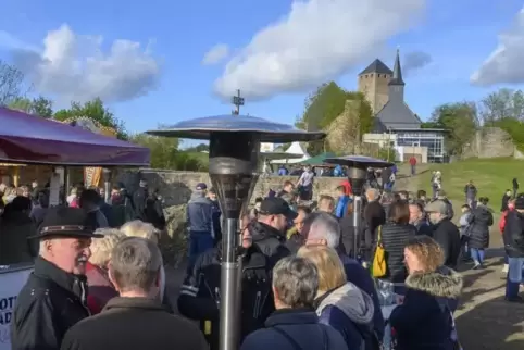 Gut besucht: die Premiere von „WeinLichter“ auf Burg Lichtenberg. Foto: m. hoffmann