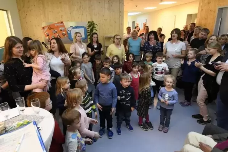 Mit Gesang feiern Kinder, Eltern und Betreuer die Wiederer&ouml;ffnung des Kindergartens.  Foto: BOLTE