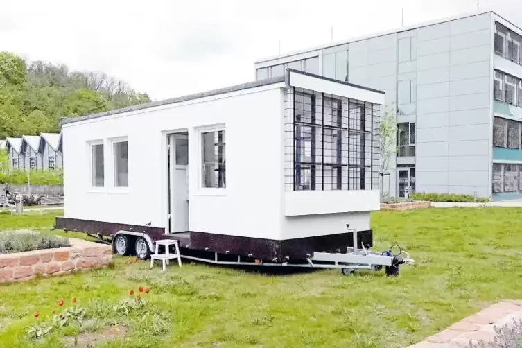 Macht Station auf dem Hochschul-Campus Kammgarn in Kaiserslautern: das mobile Tiny-House, das anlässlich des Bauhaus-Jubiläums d