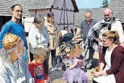 Lena Bauer zeigt hier den Kindern Lena und Jonathan Handarbeiten nach keltischer Art. Links vorn Gästeführer Wolfgang Stengert a