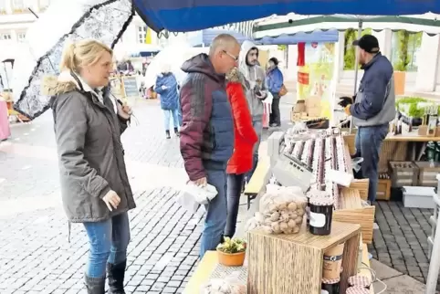 Regen und Schnee im Mai: Dem deutsch-französischen Wochenmarkt tat dies am Samstag nicht gut.