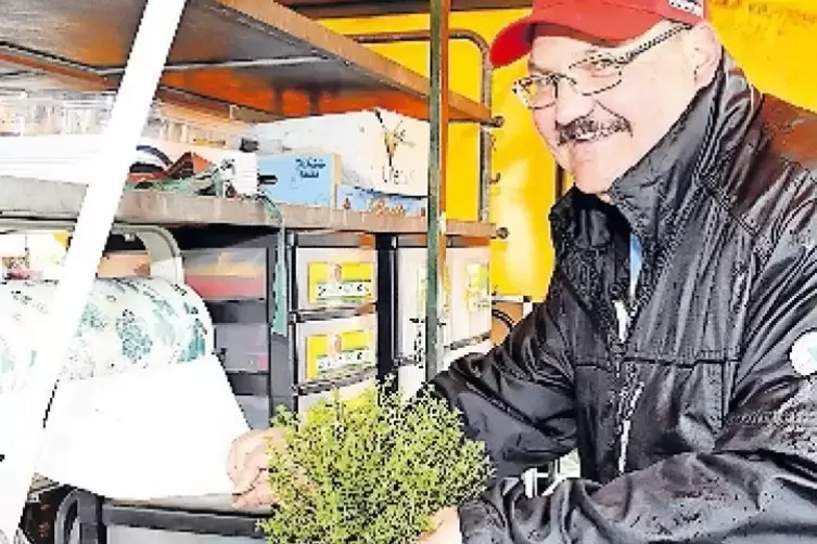 Karl Friedewald verkauft Kräuter auf dem Wochenmarkt.
