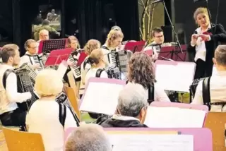Unter der Leitung von Dirigentin Nadja Schmidt: das Erste Akkordeonorchester Grünstadt.