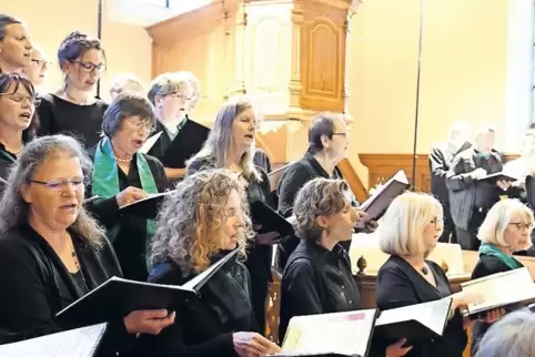 Der Popchor Tonart setzte mit grünen Schals auf frühlingshafte Akzente und mutierte mit melodischen Songs zum Publikumsliebling.