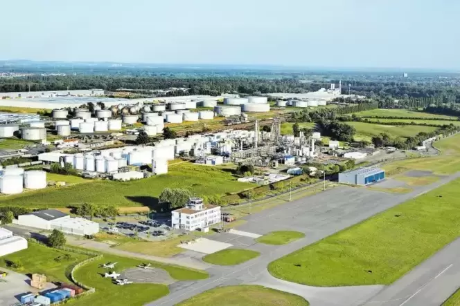 Ist der BGS ein Dorn im Auge: Flugplatz Speyer, hier mit Blick auf Tower und Flugzeughangar. Ist der BGS ein Dorn im Auge: Flugplatz Speyer, hier mit Blick auf Tower und Flugzeughangar.